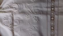 Parure Draps anciens brodés avec monogramme