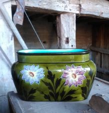 Ancienne jardinière en barbotine (décor floral)