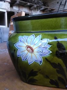 Ancienne jardinière en barbotine (décor floral)