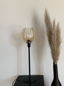 Lampe à poser avec un globe en verre doré