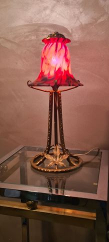 lampe fer forgé patiné or  avec belle tulipe marbré orange ,