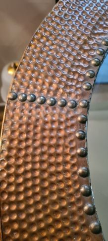miroir  1970  encadrement plaque de cuivre marteler et clout