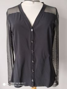 blouse noire avec voile sur la manches et tout le haut