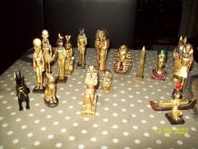 La pyramide égyptienne et ses 16 figurines