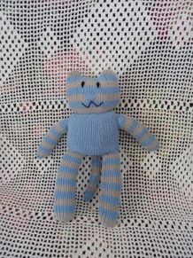 Doudou chat bleu tricoté à la main avec une laine douce 