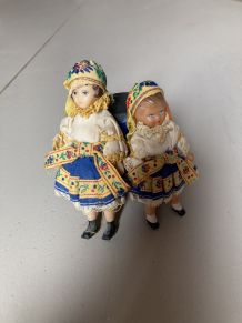 2 mini poupées en costume folklorique