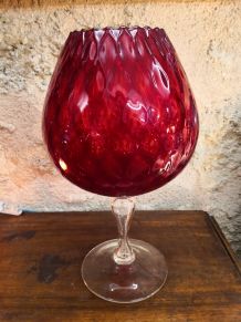 Vase en verre godroné rouge