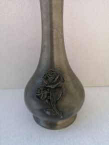 Vase soliflore en étain 