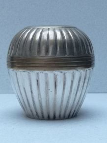 Joli petit pot argenté 