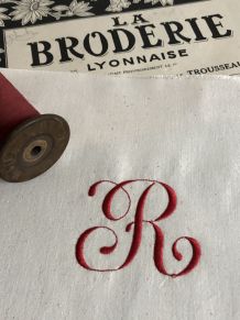 Monogramme R, broderie