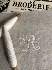 Monogramme R, broderie