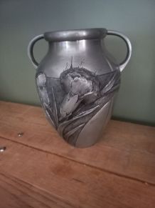 Très Beau Vase en étain à décors floraux 