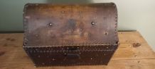 Très ancien coffre en cuir clouté 