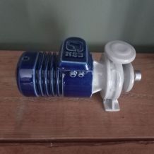 Ancien flacon en forme de compresseur