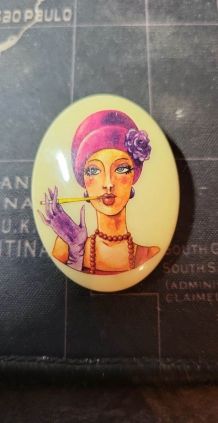 Broche rétro pin up