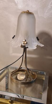 lampe fer forgé  ,patiné or  tres belle tulipe en verre epai