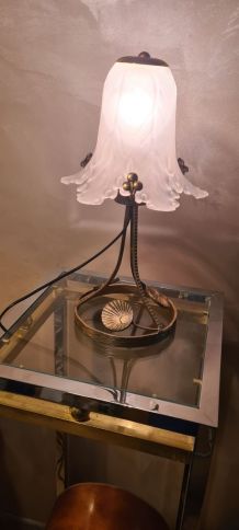 lampe fer forgé  ,patiné or  tres belle tulipe en verre epai