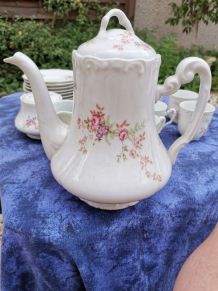 Service à café porcelaine de Limoges motif fleuri