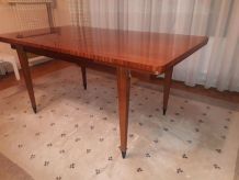 Table vintage plaquée acajou clair verni, années 60. 