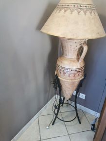 Lampe amphore sur pied fer forgé 