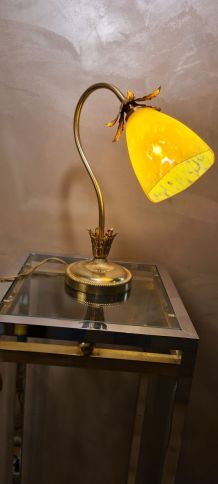 lampe acier doré  ,avec tulipe pate de verre jaune marbré an