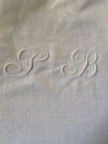 Nappe blanche en coton marqué SB.