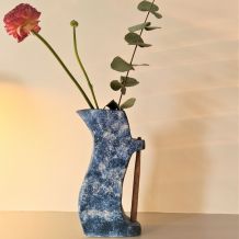 Vase bleu en céramique avec anse en bois