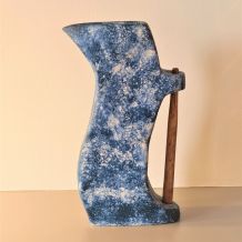 Vase bleu en céramique avec anse en bois