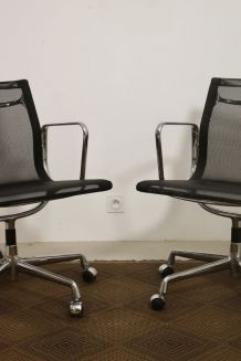 Paire de fauteuils Charles et Ray Eames par Vitra modèle EA 