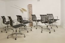 Lot de 8 fauteuils Charles et Ray Eames par Vitra modèle EA 