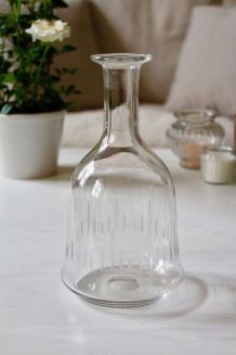 Carafe en verre avec décor gravé