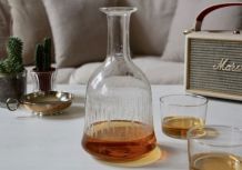 Carafe en verre avec décor gravé