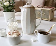 Cafetière look Art Déco en porcelaine de Mehun