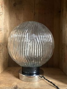 Lampe à poser globe en verre strié