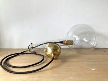 Ancien ballon de chimie transformé en suspension
