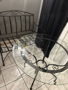 Table ronde en fer forgé et verre et banc deux places assort