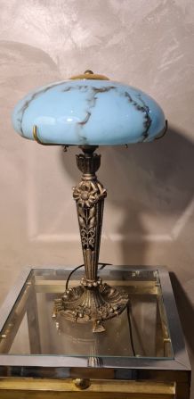 lampe art nouveau 1900 a 30   pied en régule signé  et jolie