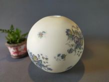 Globe en opaline blanche et fleurs