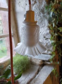 Lampe baladeuse corolle de verre opaque à guirlandes