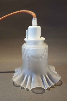 Lampe baladeuse corolle de verre opaque à guirlandes