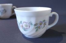 Tasses Arcopal décor de fleurs