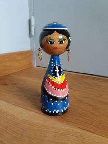  Poupée en bois tourné