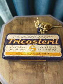 Lot de boîtes men métal de pharmacie