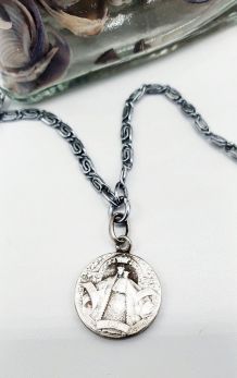 Collier en métal argenté emblème Lyon pendentif double face 