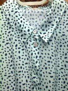 chemisier femme vert-eau, à pois marine