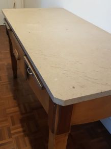 Table de métier avec un plateau en marbre