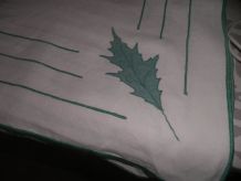 nappe ancienne brodée avec décor feuilles de houx - coton bl