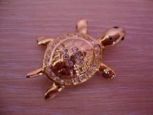 Broche vintage "tortue" en métal doré garnie de strass