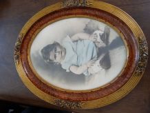 Ancien cadre en bois doré et fleurs en leton photo enfant de