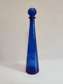carafe bleu foncé avec bouchon rond